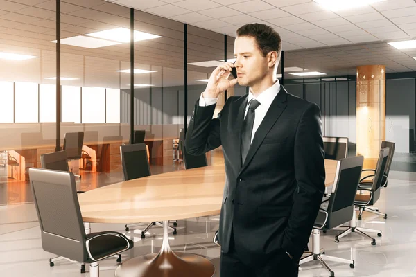 Forretningsmann som snakker i telefonen i moderne konferanserom, inst – stockfoto