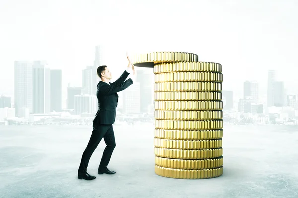 Uomo d'affari con concetto di torre monete — Foto Stock