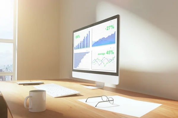 Gráfico de negócios na tela do computador com xícara de café e outros a — Fotografia de Stock