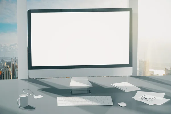 Leeg scherm van computermonitor, toetsenbord, kopje koffie en gl — Stockfoto