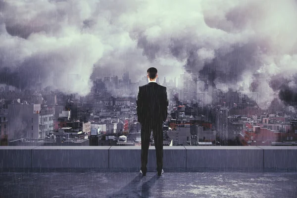 Επιχειρηματίας κάτω από τη βροχή και τα σύννεφα στην κορυφή του κτιρίου — Φωτογραφία Αρχείου