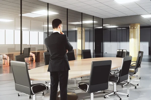 Empresario en moderna oficina de conferencias con muebles —  Fotos de Stock