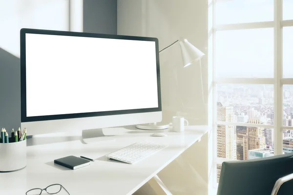 Ordinateur de bureau vierge avec clavier, journal et autres accessoires — Photo