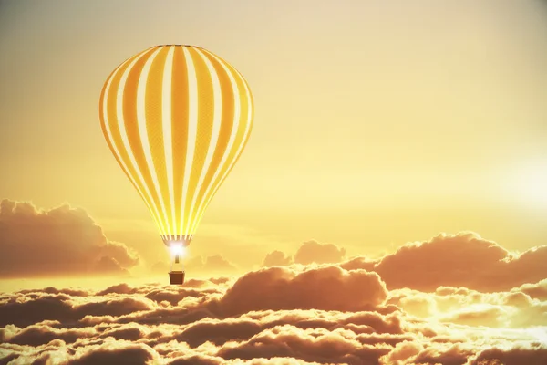 Ballon au-dessus des nuages au coucher du soleil — Photo