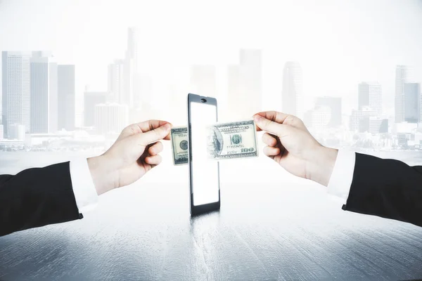 Um homem passa outro homem dinheiro através de smartphones, dinheiro online — Fotografia de Stock