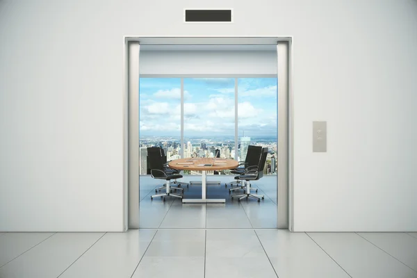 Sala de conferências com vista para a cidade aparece a partir do elevador doo — Fotografia de Stock