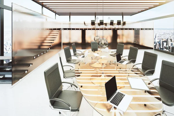 Сучасна кімната для переговорів у світлому офісі зі скляним столом і блек — стокове фото