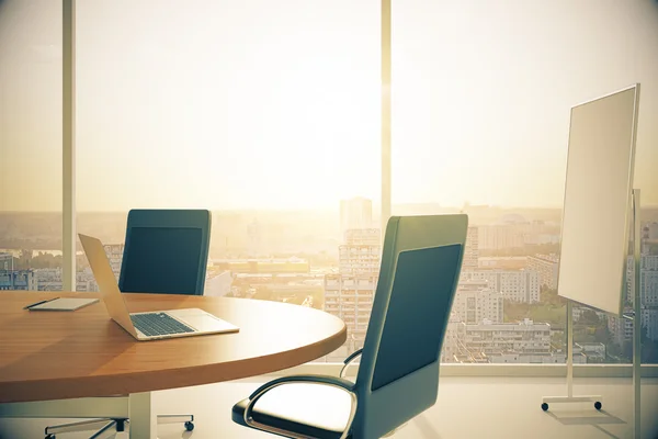 Sala de conferências com mesa de madeira com laptop e quadro-negro em — Fotografia de Stock