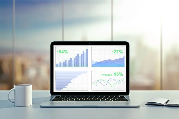 Gráfico de negocios en la pantalla del ordenador portátil con taza de café y diario en — Foto de Stock
