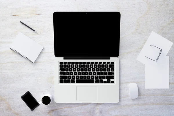 Ordenador portátil con taza de café, teléfono inteligente, diario y otros accesorios —  Fotos de Stock