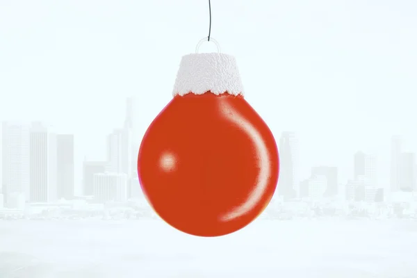 Красный шар на фоне города, рождественская елка — стоковое фото