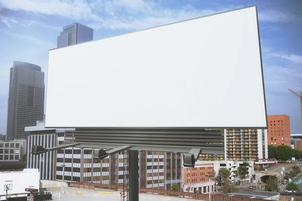 Leere weiße Plakatwand auf einem Hintergrund von Gebäuden, Attrappe — Stockfoto