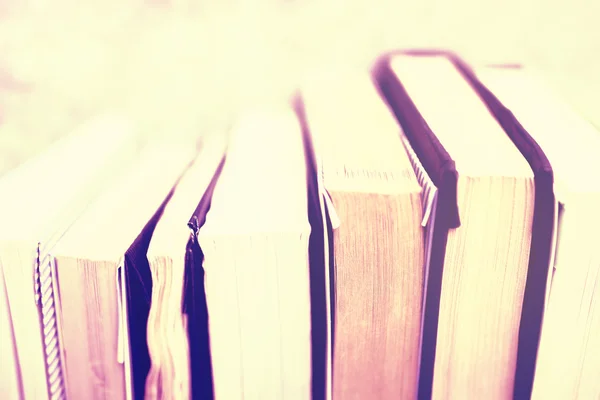 Bir satır, instagram fotoğraf efekti ayakta kitaplar — Stok fotoğraf