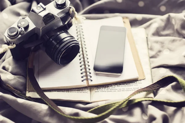 Prázdná buňka telefon, starý styl fotoaparát, prázdný deník a knihy — Stock fotografie