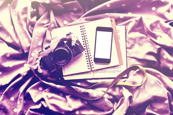 En tom cell telefonerna, gammal stil kamera, Tom dagbok och en bok, mock — Stockfoto