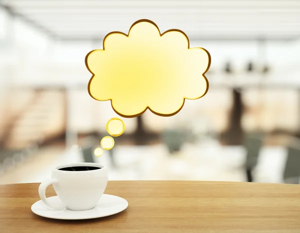 Filiżanka kawy z dymek w formie chmury na drewniane — Zdjęcie stockowe
