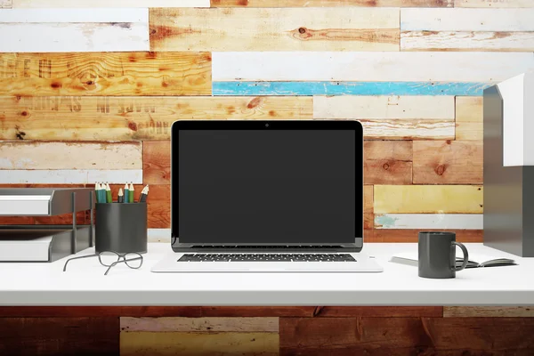 Ecran gol de laptop pe masă albă și perete din lemn, batjocură în sus — Fotografie, imagine de stoc