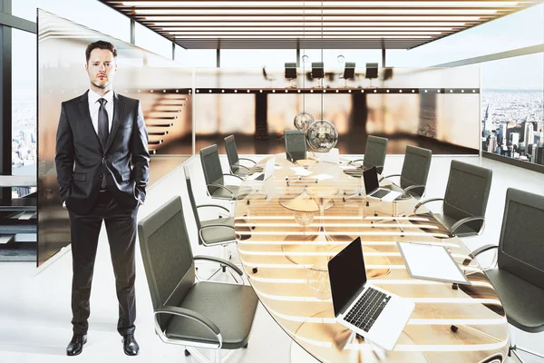 Affärsman i moderna konferensrum med möbler — Stockfoto