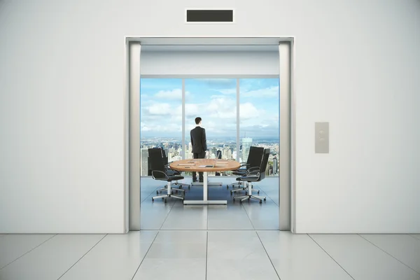 Sala de conferências moderna com homem de negócios e vista da cidade a partir do l — Fotografia de Stock