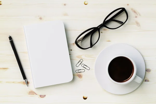 Белый дневник с бокалами и чашкой кофе на белом деревянном столе — стоковое фото