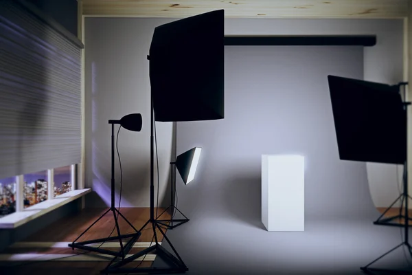 Interior estúdio de fotografia à noite com um pedestal branco — Fotografia de Stock