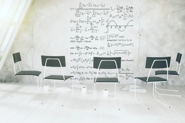 Calssroom moderno con ecuaciones en la pared de hormigón, sillas y taza —  Fotos de Stock