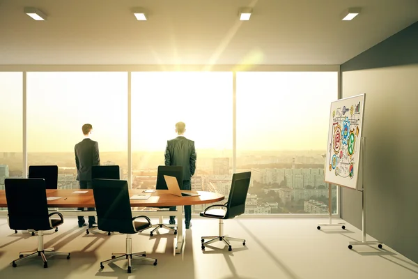 Empresários na moderna sala de conferências ensolarada com janelas em floo — Fotografia de Stock