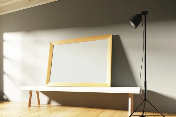 Moldura de madeira em branco em uma galeria ensolarada com bancos e l — Fotografia de Stock