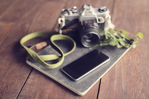Caméra vintage, smartphone et journal intime — Photo