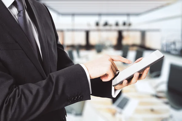 Geschäftsmann mit digitalem Tablet — Stockfoto