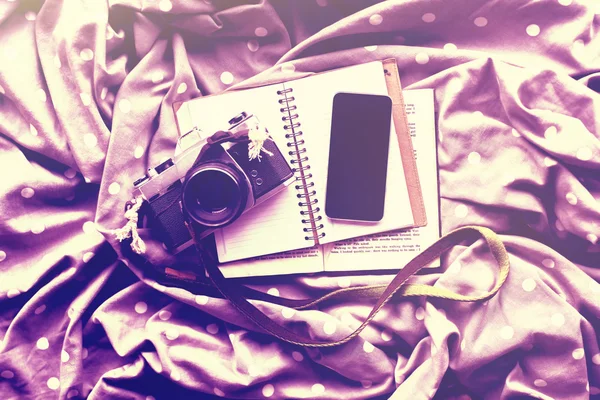 Smartphone med dagbok och bok — Stockfoto
