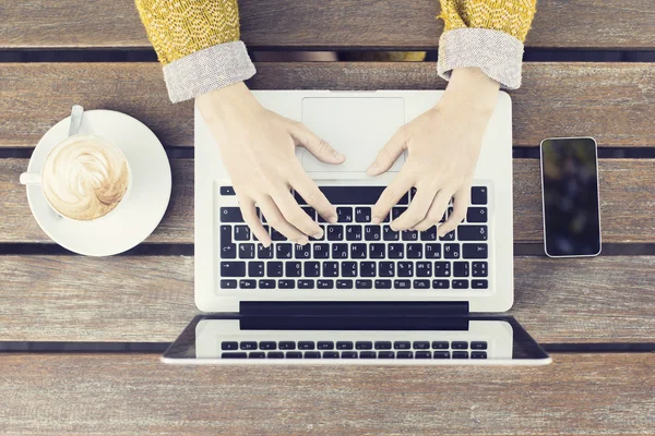 Digitação menina com laptop — Fotografia de Stock