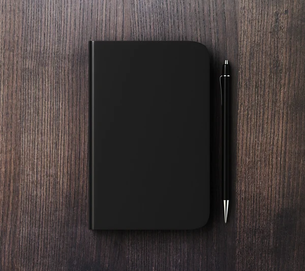 空白的黑色日记封面用笔 — 图库照片