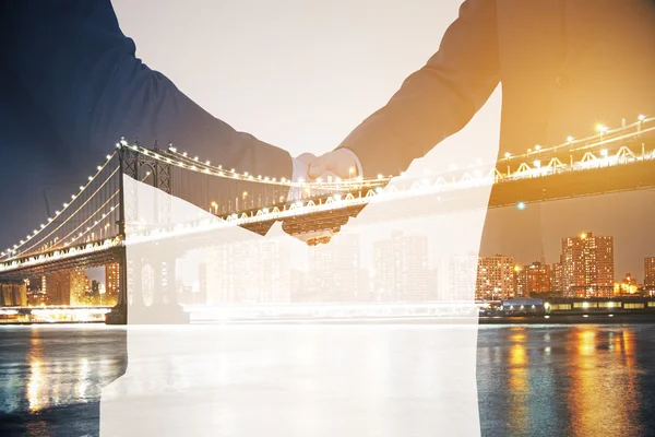 Hombres de negocios y puente nocturno — Foto de Stock