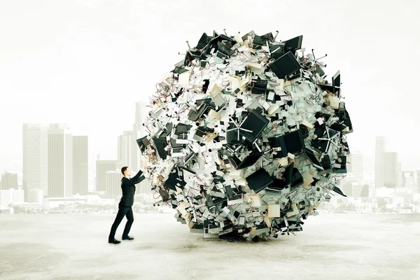 Uomo d'affari spingendo grande palla di roba ufficio — Foto Stock