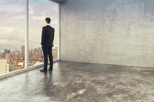 Geschäftsmann in leerem Büro im Loft-Stil — Stockfoto