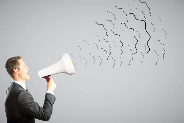 Empresário grita através de megafone — Fotografia de Stock