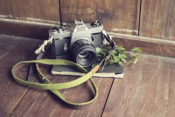 Caméra de style ancien avec vieux journal intime — Photo
