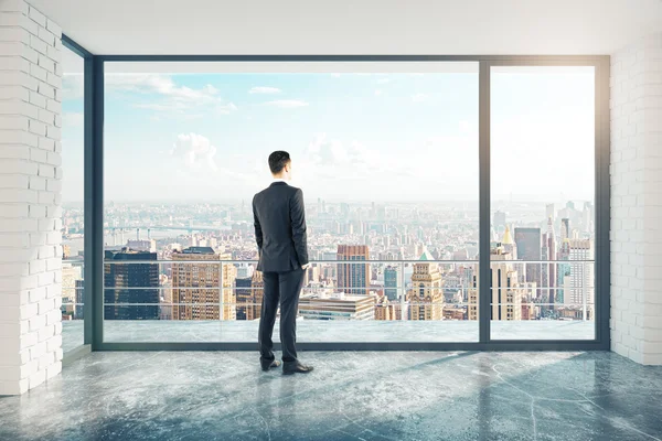 Zakenman in lege loft kamer — Stockfoto