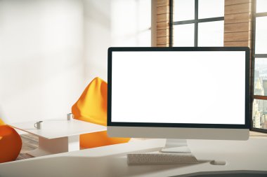 Modern ofis tabloda boş beyaz bilgisayar ekranında m