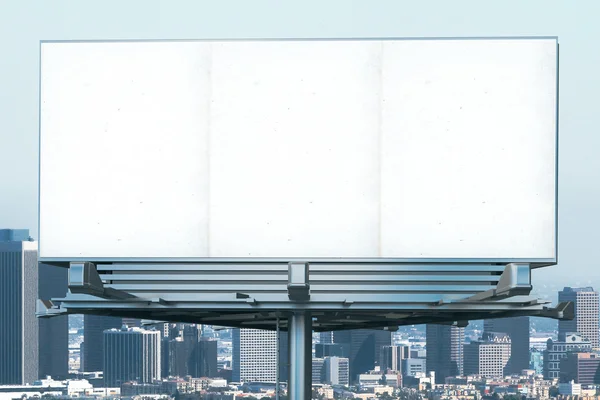 Пустий billboard вид спереду на фон-Сіті — стокове фото