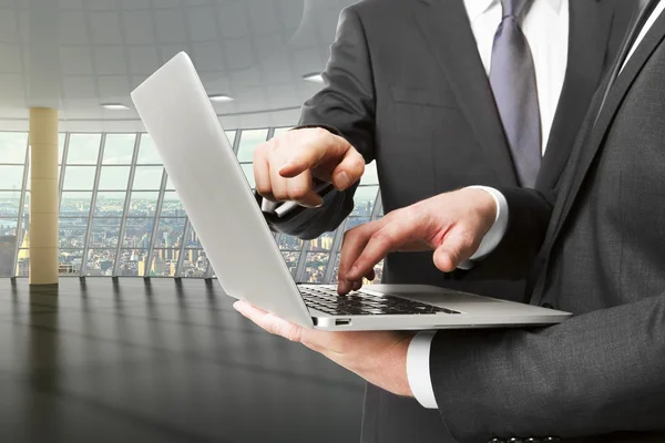 Affärsmän med laptop i tomma hallen på businesscenter — Stockfoto