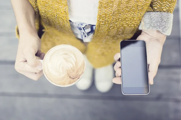 Hippi kız fincan kapuçino ve smartphone ile — Stok fotoğraf