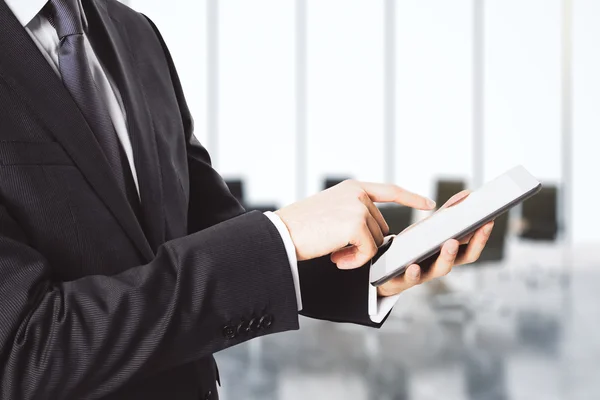 Geschäftsmann mit digitalem Tablet im leeren Büro — Stockfoto