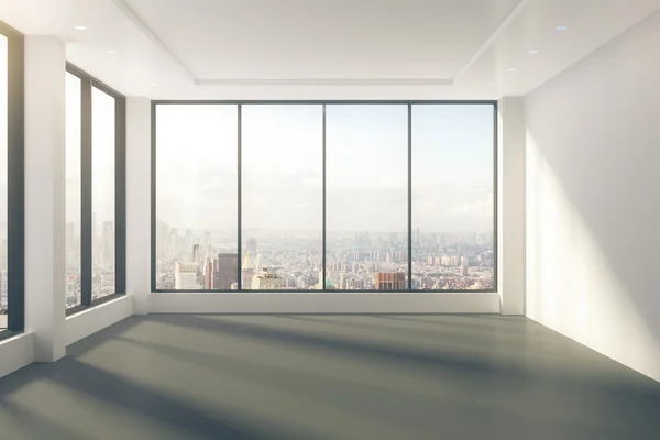 Modernes, leeres Zimmer mit Fenstern im Boden und Blick auf die Stadt — Stockfoto