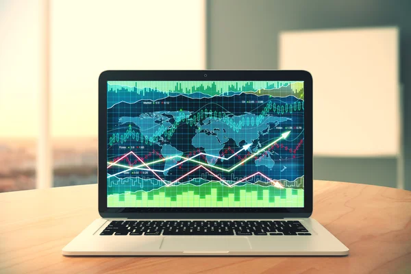 木製のテーブルの矢印が付いたビジネス グラフでノート パソコンの画面 — ストック写真
