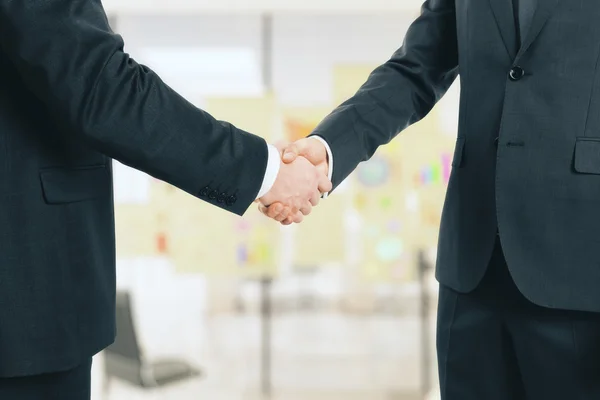 Бізнес-партнери тремтять руками — стокове фото