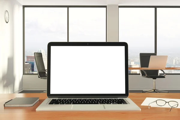 Чистый экран ноутбука с очками и дневником на деревянном столе, м — стоковое фото