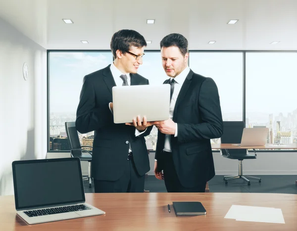 Empresários com laptop discutindo algo no escritório — Fotografia de Stock