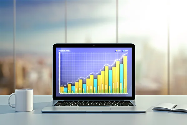 Laptop mit Business-Grafik auf dem Bildschirm mit Tasse Kaffee und — Stockfoto